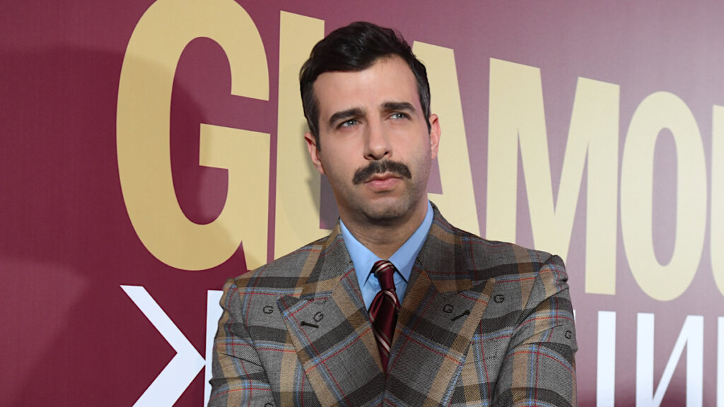 Поседевший и похудевший Иван Ургант появился на публике без носков