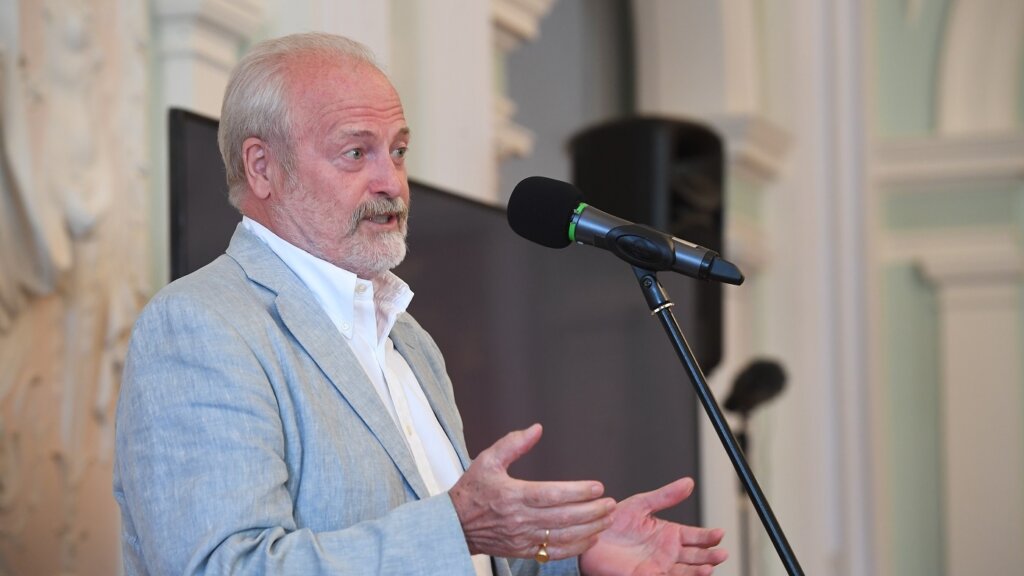 Владимир Хотиненко сравнил покинувших страну артистов с Булгаковым и Гоголем