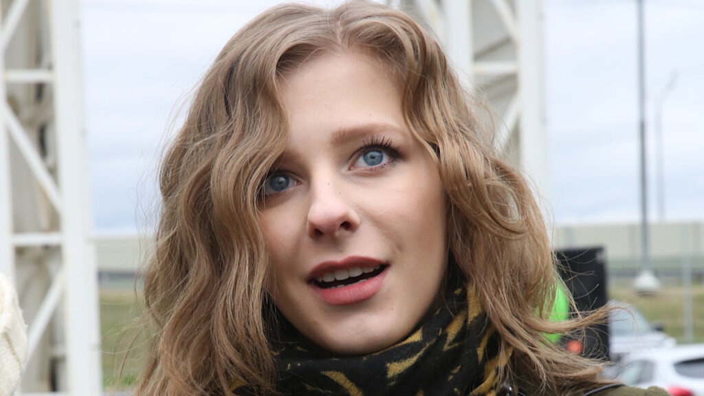 Лиза Арзамасова похвасталась стальным прессом через год после рождения первенца