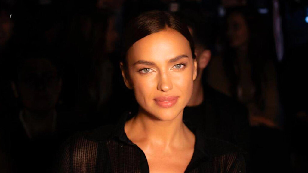 Мини-платье с разрезами по бокам и виниловые перчатки: Ирина Шейк появилась в провокационном образе на обложке глянца