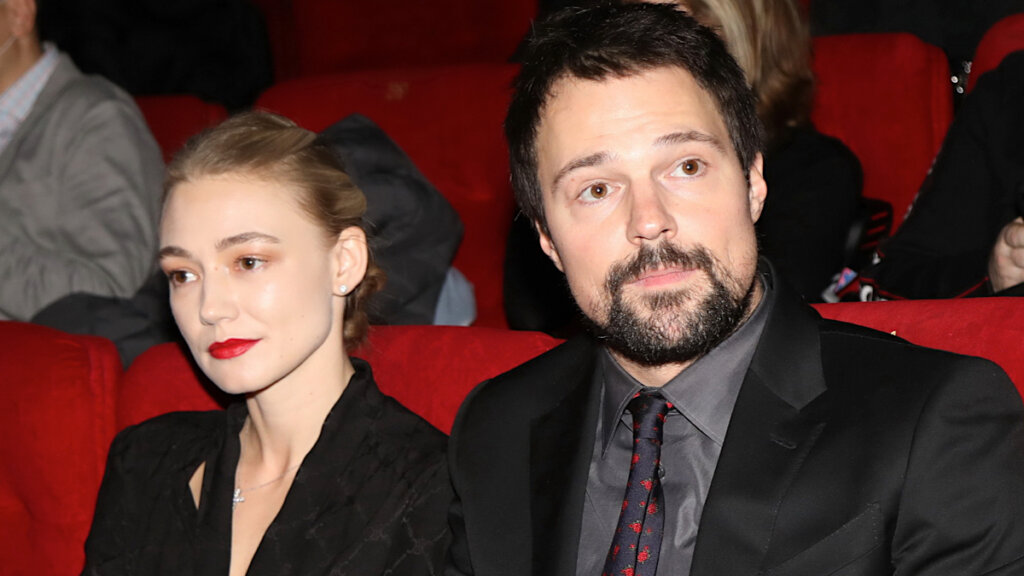 Козловский и Акиньшина сбежали от фотографов на премьере