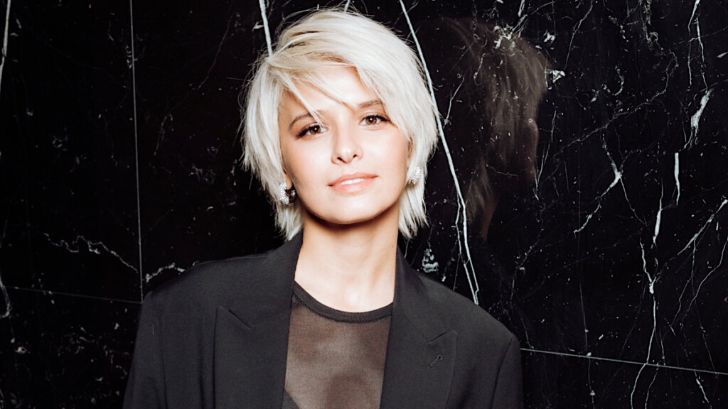 Жаркие объятия Аксеновой и Мороз, моложавый Чурсин: Что происходило на премьере откровенного сериала «Жить жизнь»