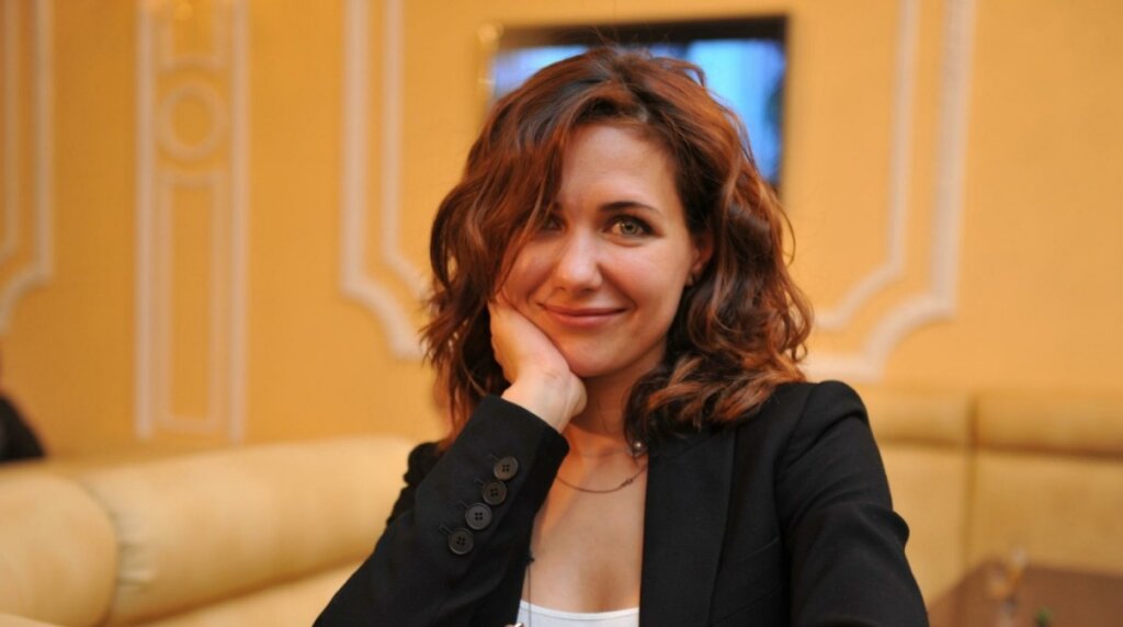 Оголенные плечи и стройные ножки: 45-летняя Екатерина Климова похвасталась идеальной фигурой