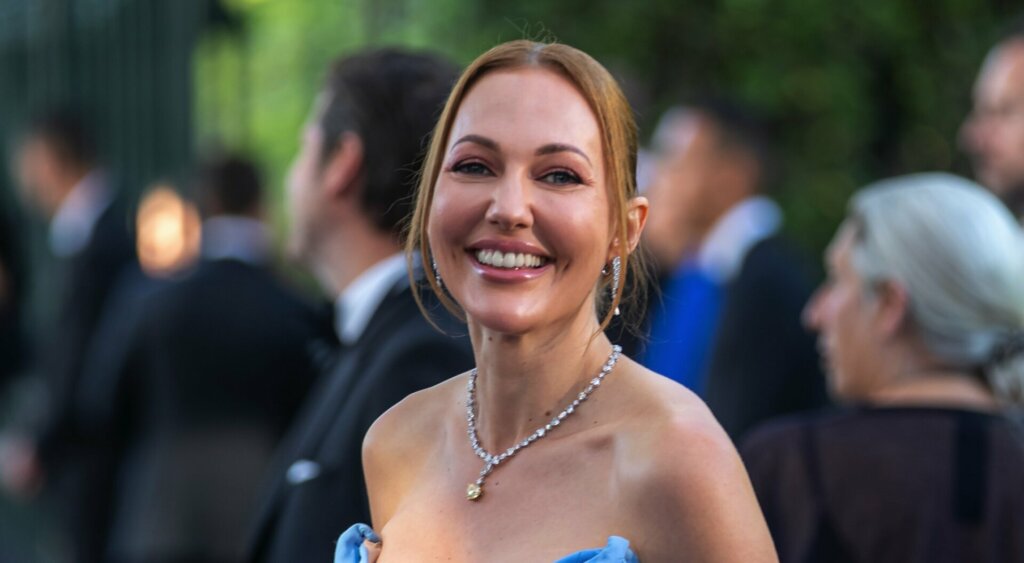 Мерьем Узерли оголила грудь на свадьбе бывшего парня Ханде Эрчел