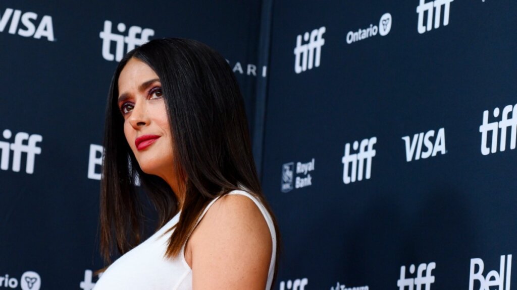 Седые волосы и морщины: 57-летняя Сальма Хайек показала, как выглядит без макияжа и фильтров