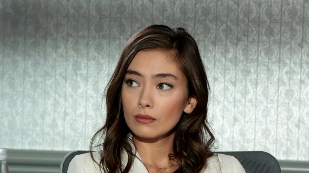 Не доверяет маме и живет с мужем-сектантом: Непростая жизнь Неслихан Атагюль — актрисы со славянскими корнями