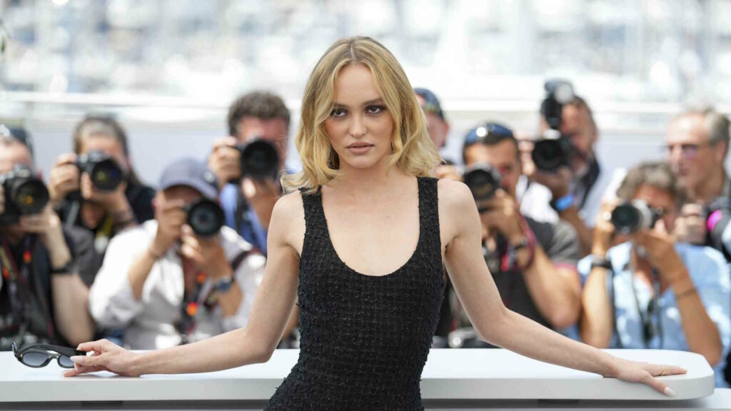 Дочь Джонни Деппа Лили-Роуз подверглась жесткой критике за откровенные фото