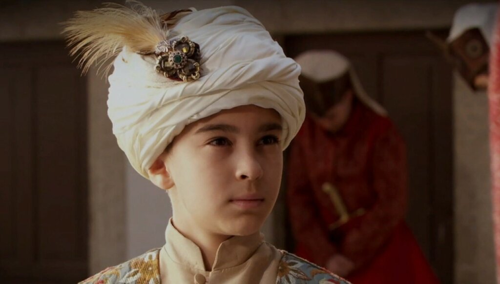 Настоящий красавчик: Как сейчас выглядит Тунч Орал, сыгравший маленького Мустафу в «Великолепном веке»