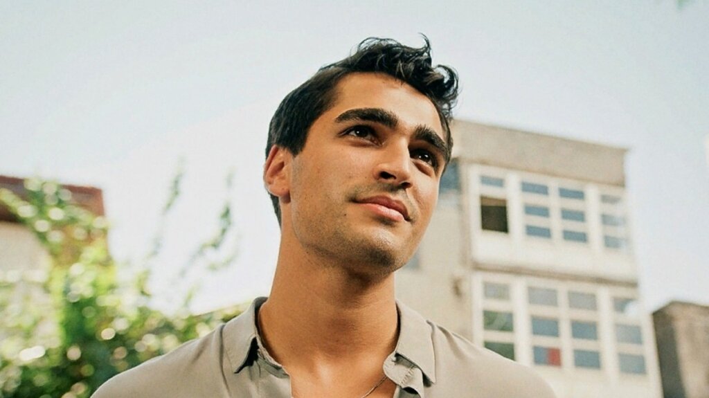 Мерту Рамазану Демиру — 26 лет: Рассказываем все о жизни популярного актера