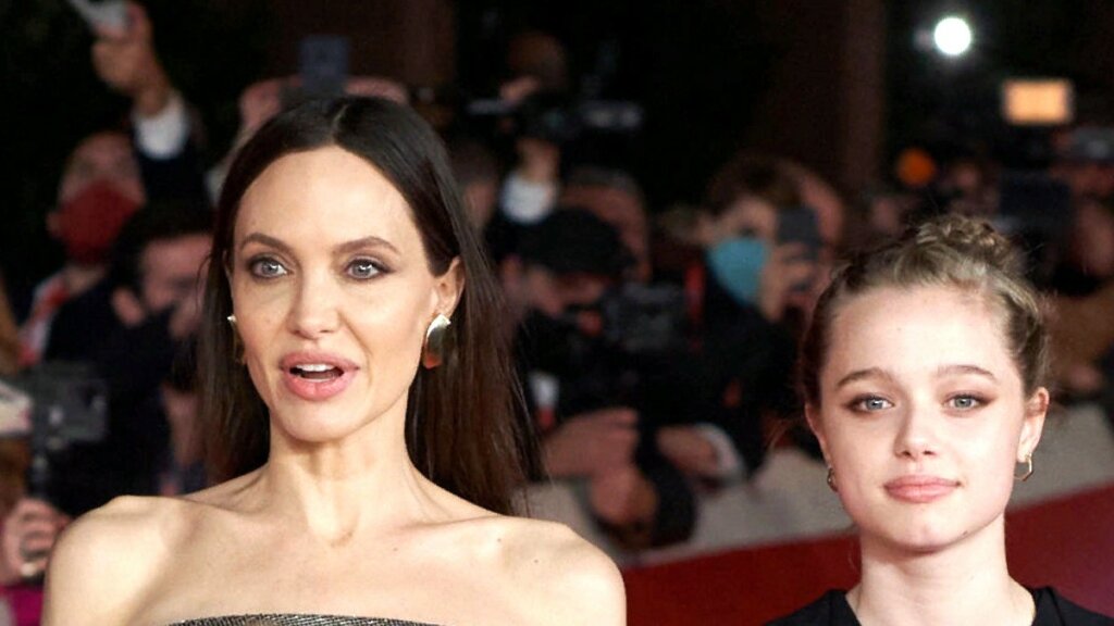 Трудная дочь сбежала от Анджелины Джоли к Брэду Питту: 17-летняя Шайло не чувствует себя счастливой в доме мамы