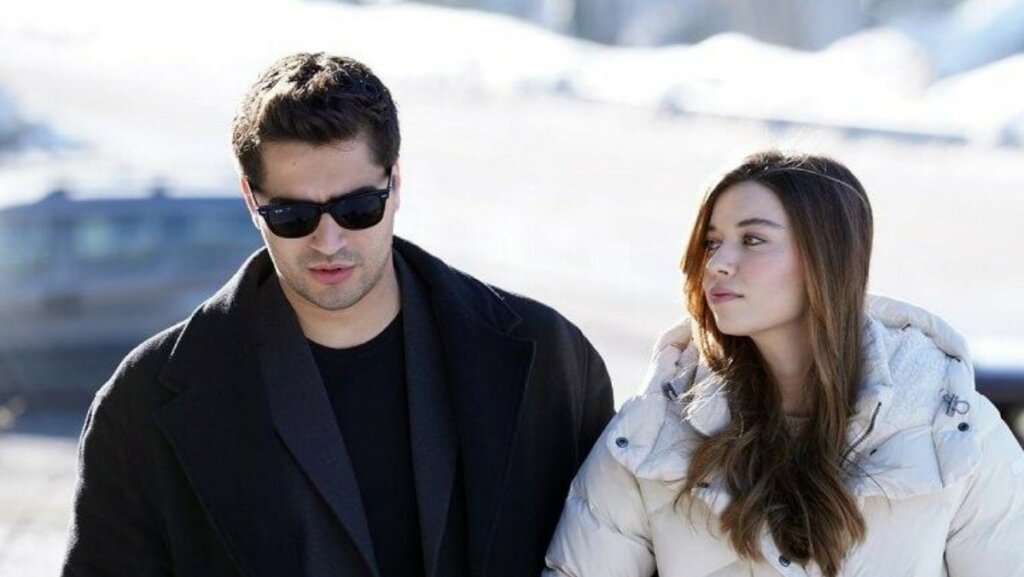 Афра Сарачоглу и Мерт Рамазан Демир покинули сериал «Зимородок», а турки вновь устраивают бойкот: слухи дня