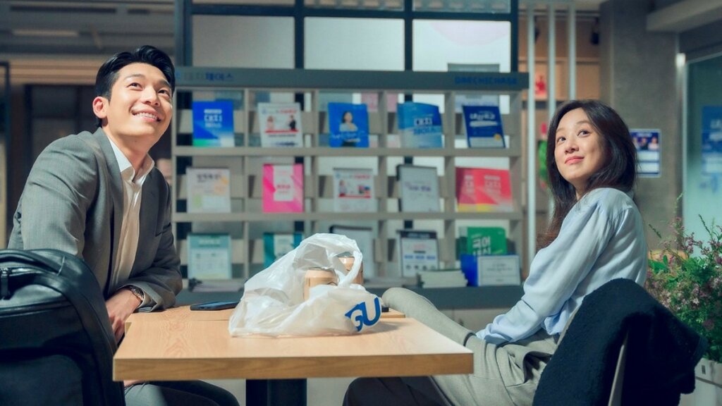 Рейтинги и первые отзывы зрителей дорамы «Полночный роман в хагвоне/Выпускник»