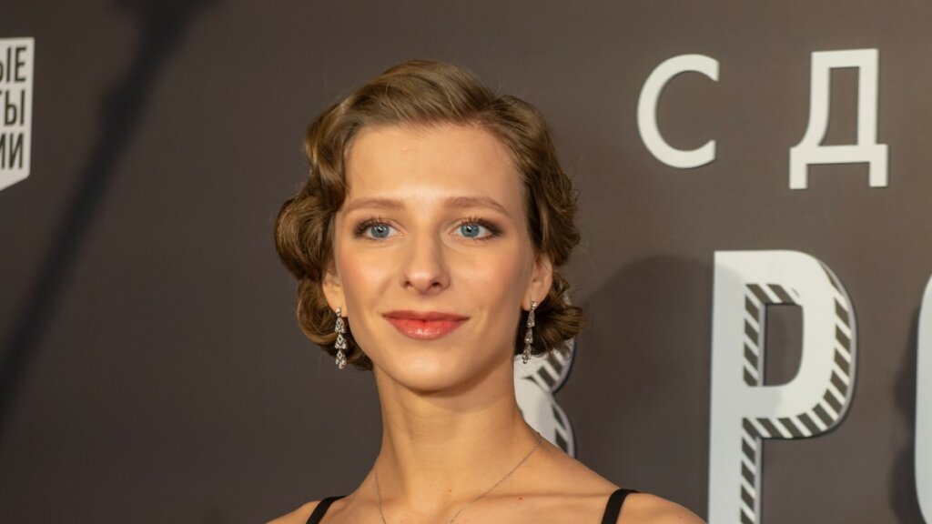 Беременная Лиза Арзамасова вместе с мужем и сыном покинула Россию