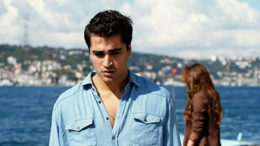 Афра Сарачоглу и Мерт Рамазан Демир расстались — третий сезон «Зимородка» под угрозой