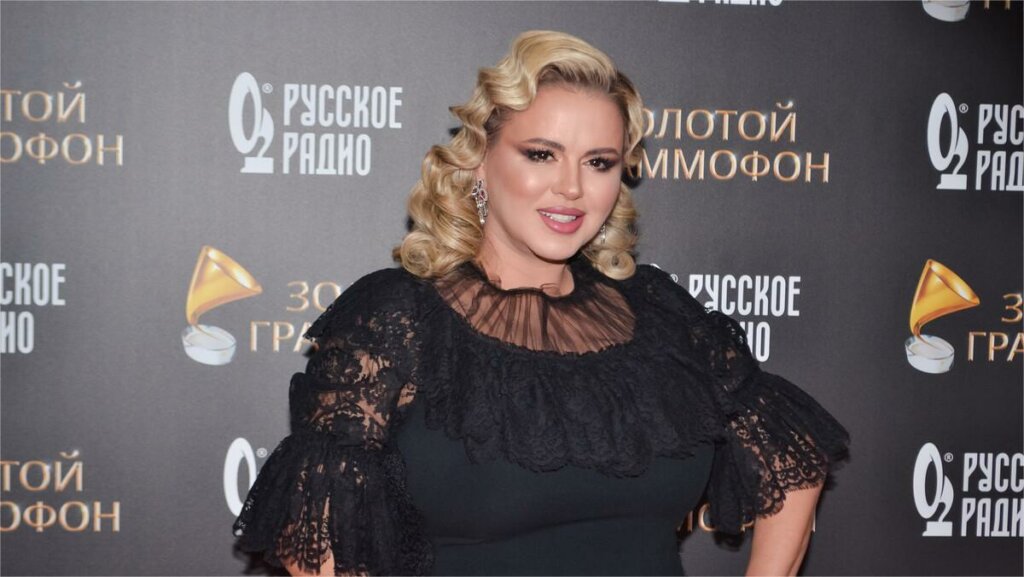 Заметно постройневшая Анна Семенович впервые рассказала о своем похудении на аналоге «Оземпика»