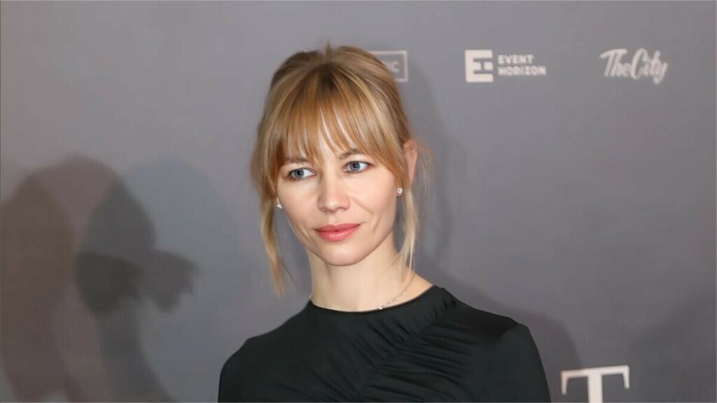 Актриса Светлана Устинова в 42 года тайно родила дочь в США