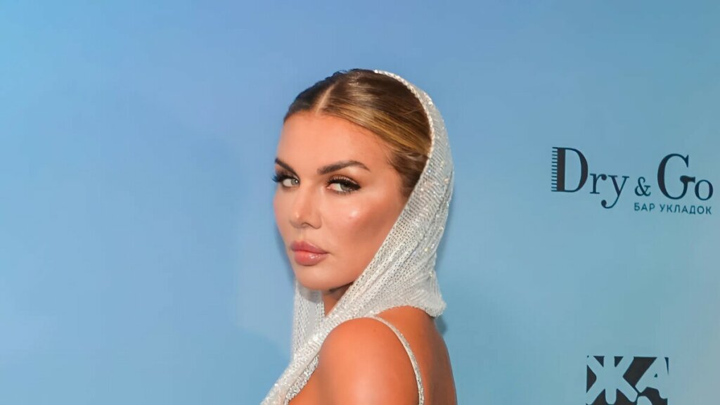 Анна Седокова устала скорбеть по Янису Тимме и уехала из России с известным артистом