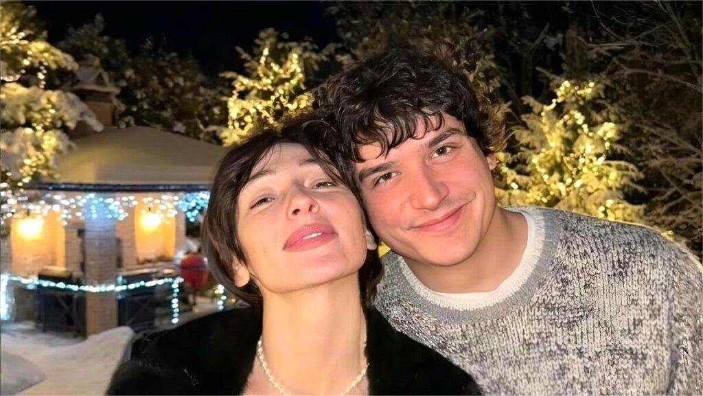 Счастливые и влюбленные: Настя Ивлеева с мужем уехали в отпуск