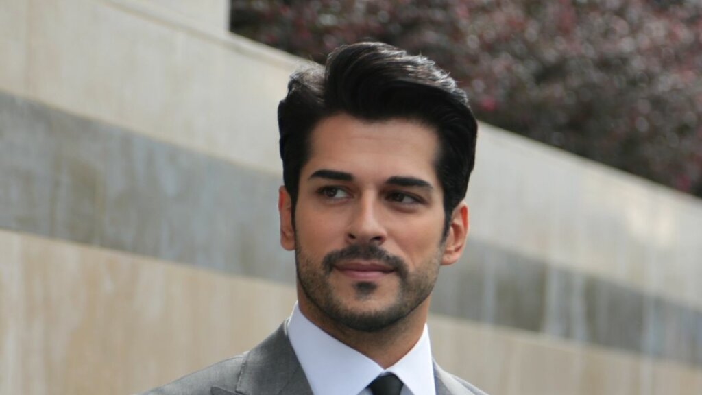 Кемаль вернулся: Новое фото Бурака Озчивита порадовало поклонников