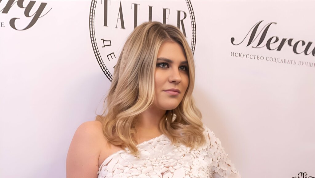 Внучка Михаила Боярского снялась в откровенном мини с очень глубоким декольте