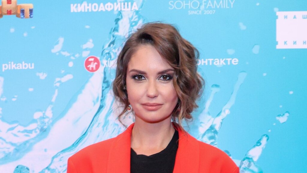 Муцениеце в обтягивающем платье вышла на работу через полтора месяца после родов