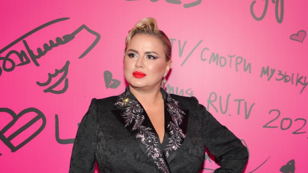 Испуганную Анну Семенович пытались утащить со сцены на корпоративе