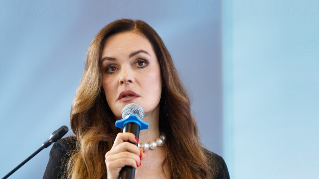 Нестареющая Екатерина Андреева шокировала фанатов фото в леопардовом купальнике