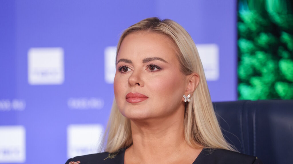 Анна Семенович опубликовала фото поцелуя с женихом и снова нарвалась на хейт