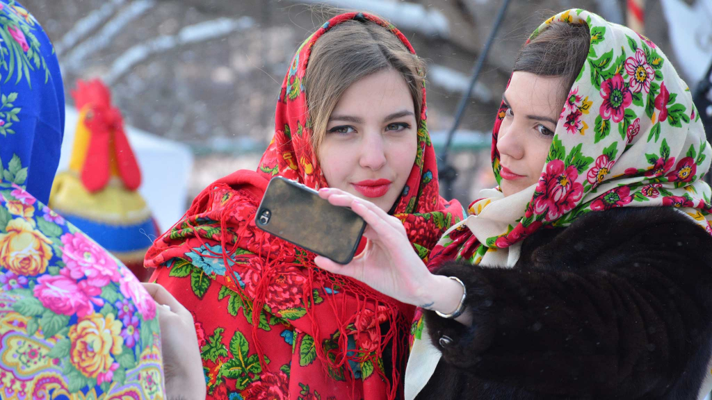 Девушки в павлопосадских платках фотографируются