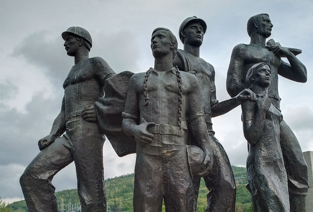 Зейская ГЭС. Памятник первостроителям.