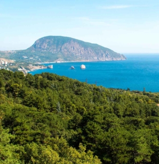 вид на гору аю-даг в крыму