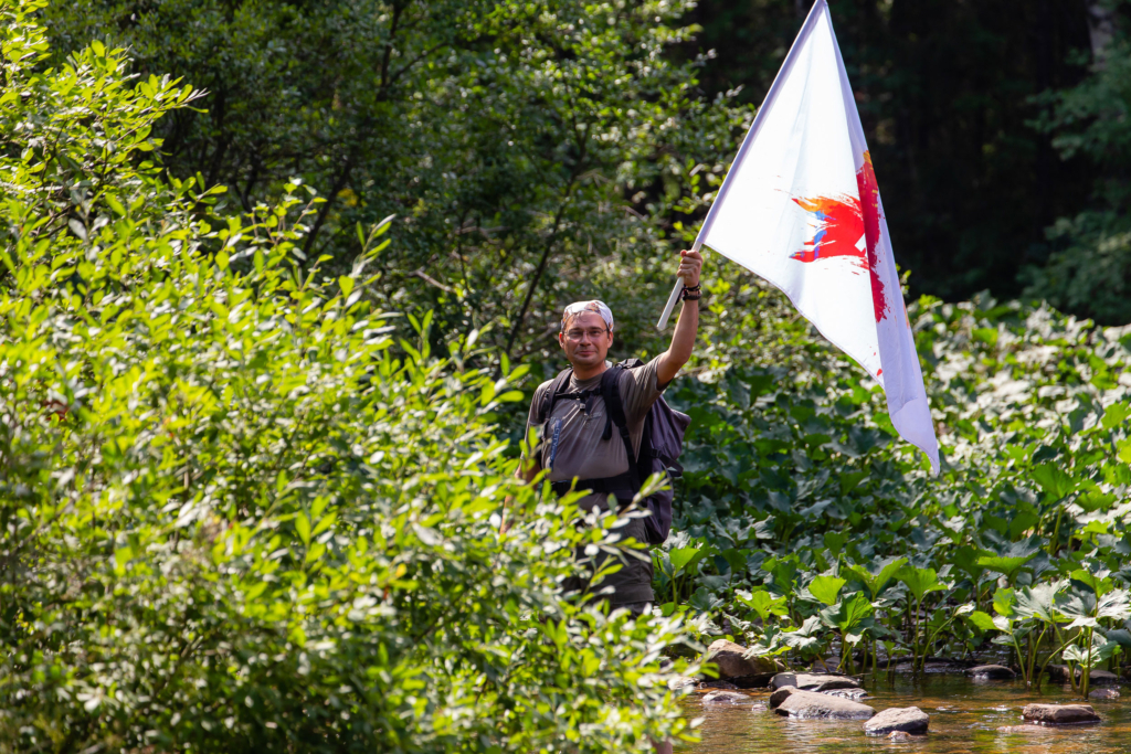 мужчина с флагом кп