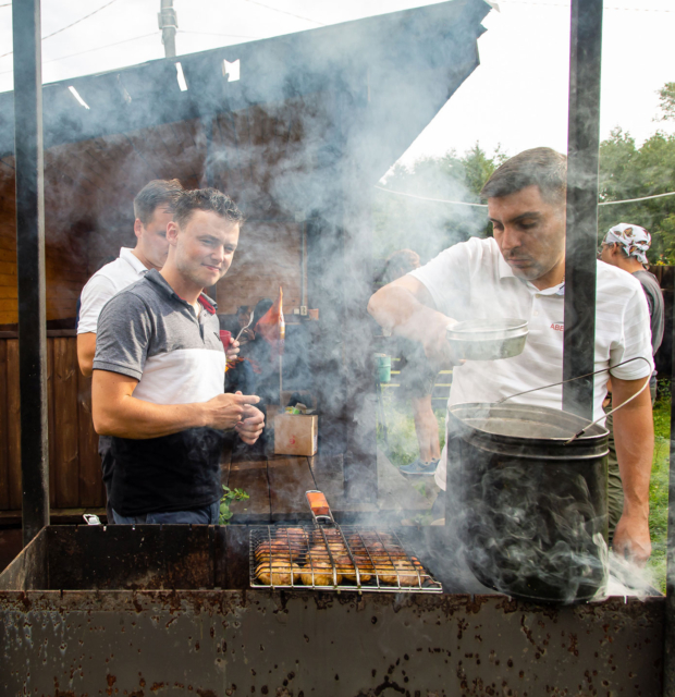 мужчины у мангала