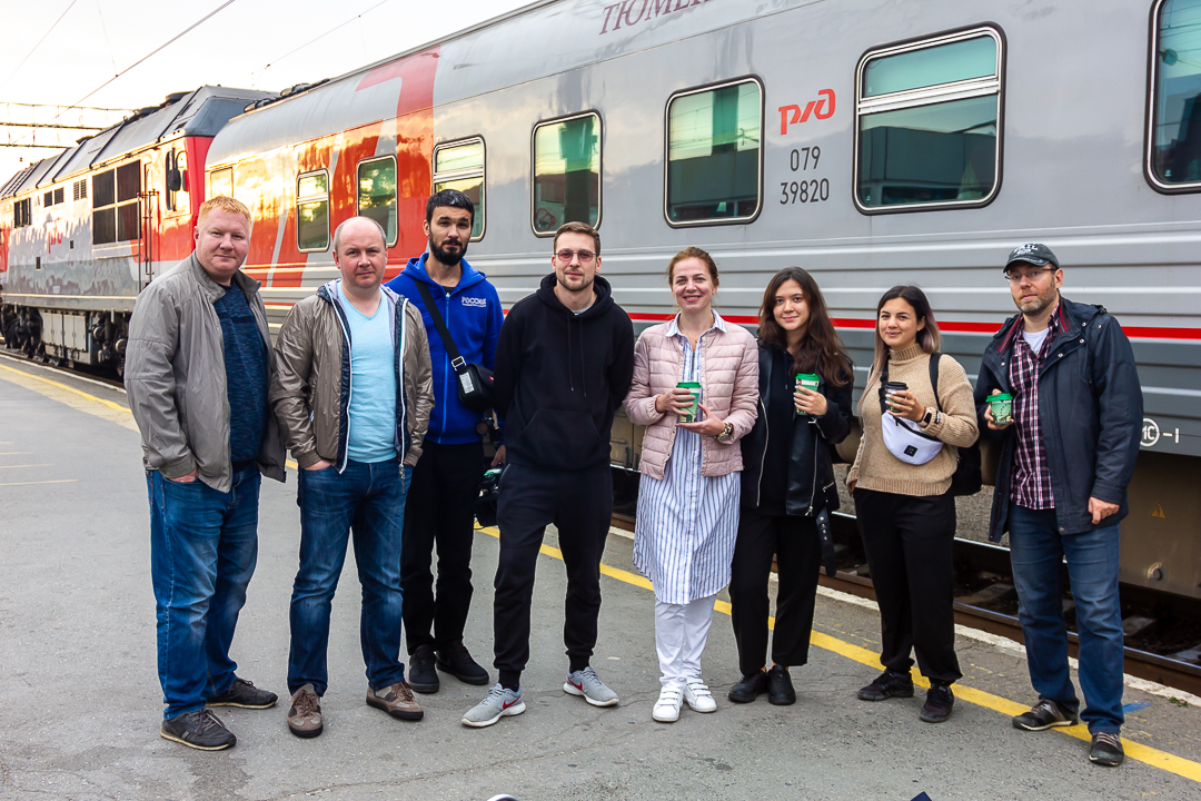 компания путешественников у поезда