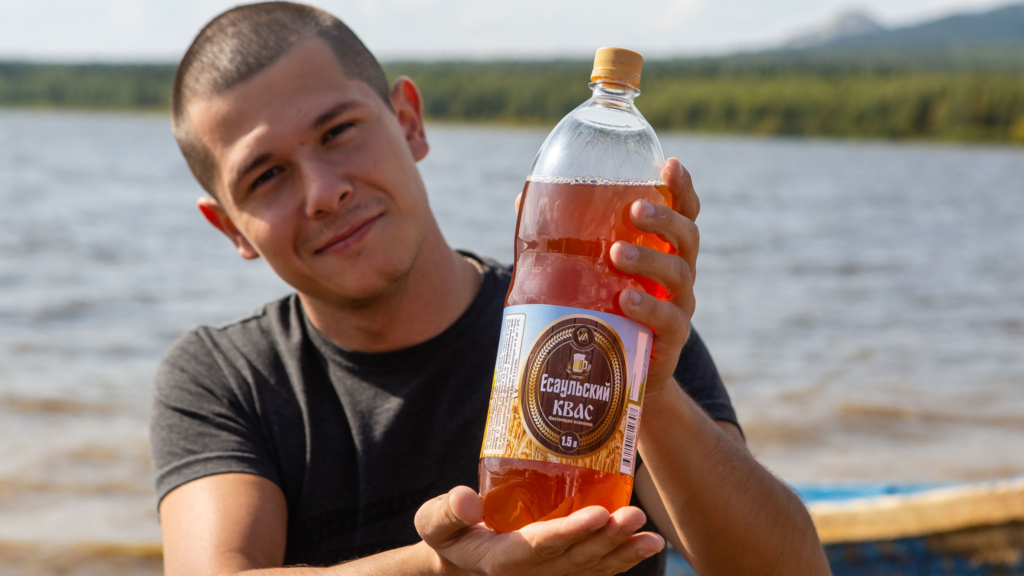 сужчина с бутылкой кваса