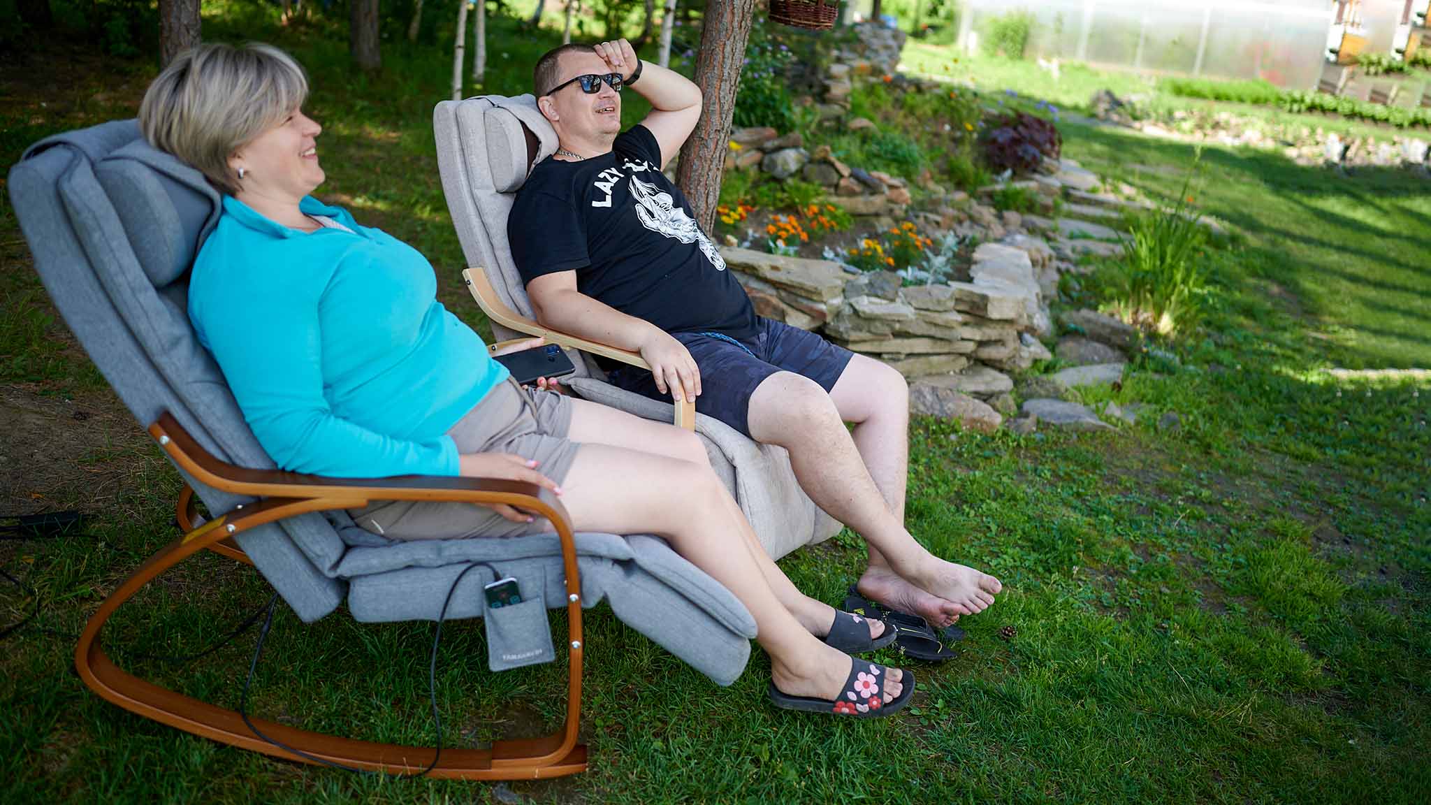 люди в шезлонгах