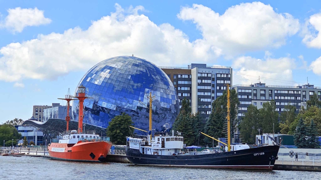 Корабли у музея мирового океана