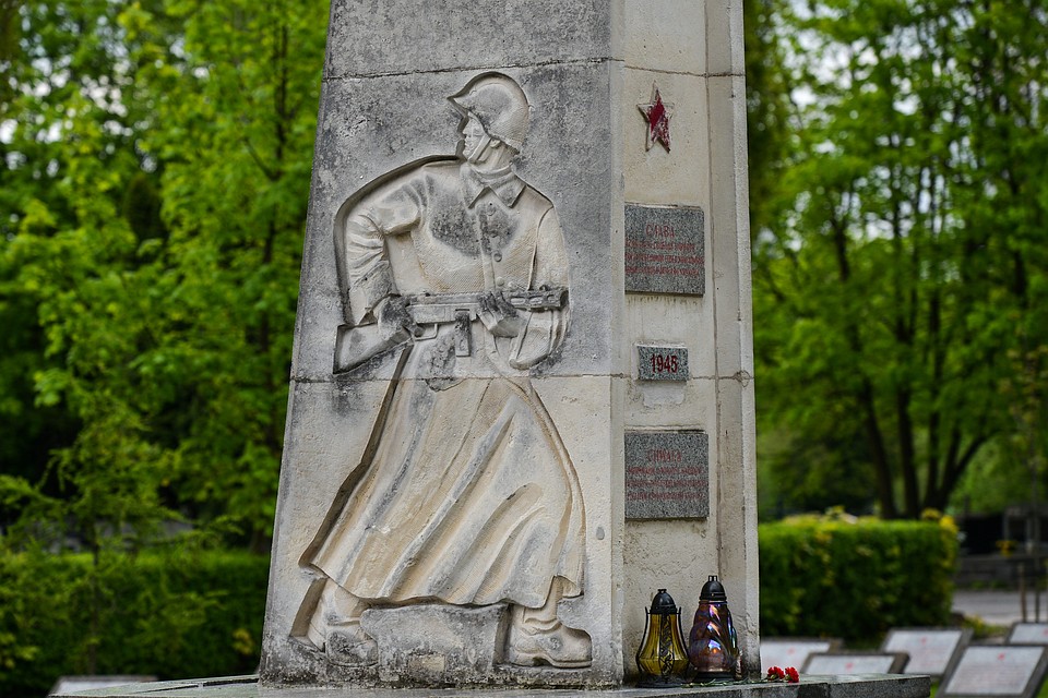 Со свечойии гранитные памятники элитные полимергранит памятники фото