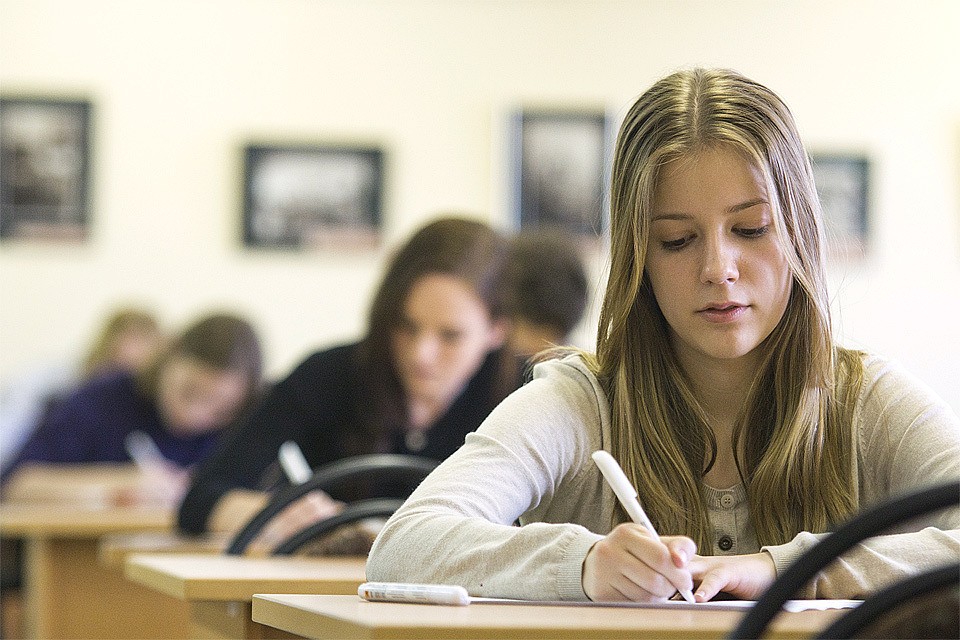 Старшеклассники лучше учатся, если в школе много девочек