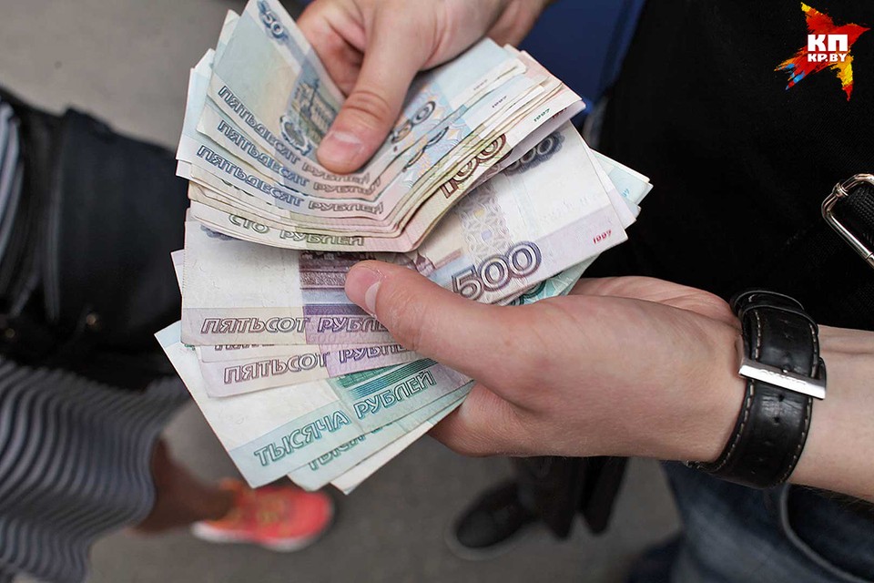 По мнению эксперта, белорусы уезжают в Россию на работу не столько из-за больших зарплат, сколько из-за невозможности устроиться на родине.