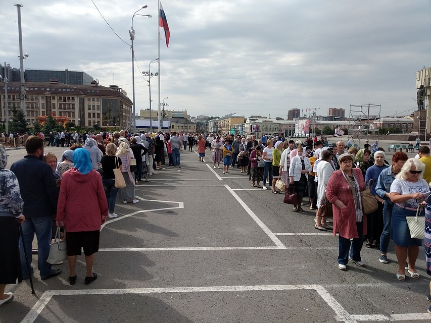 Тысячи паломников продолжают стоять в очереди к мощам Спиридона Тримифунтского в Туле Inx960x640