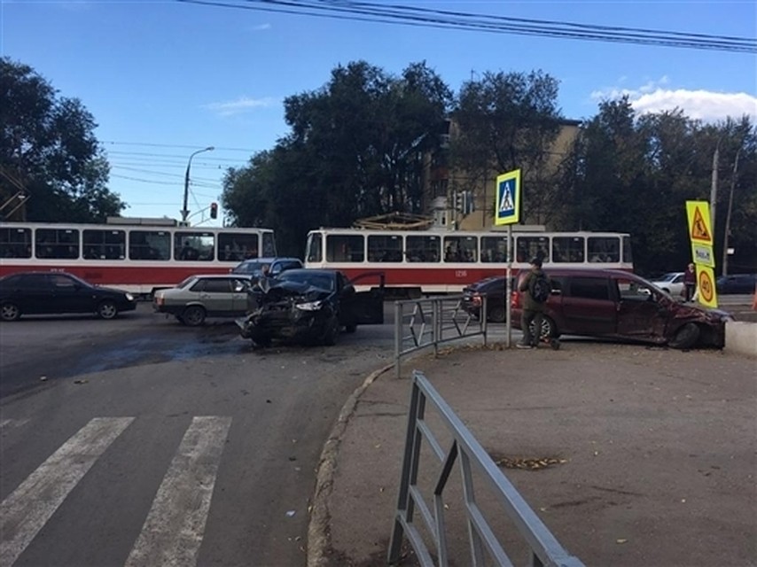 Легковушка сбила трех человек на тротуаре в Петербурге, Новости, Известия Легковушка сбила трех человек на тротуаре в Петербурге, Новости, Известия