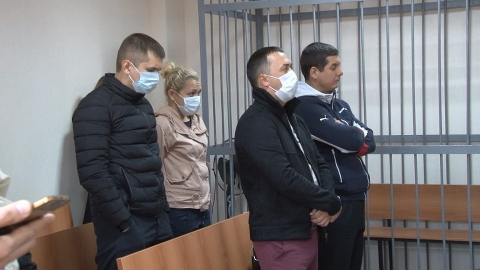 мошенничества осужденных. осужденный с телефоном. вымогают деньги. мошенничества осужденных. скамья подсудимых.