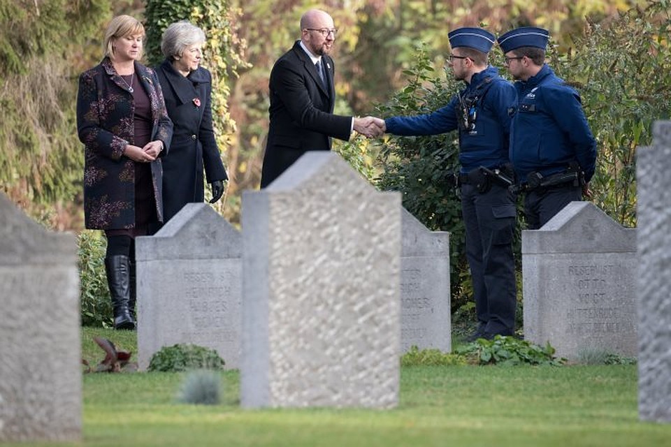 Премьер-министры Великобритании и Бельгии Тереза Мэй и Шарль Мишель во время памятных мероприятий на военное кладбище в городе Монс