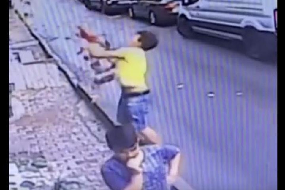 Стрельба в школе якутска. В белгороде девушка выпала из окна. Несовершеннолетний мальчик. Подросток выпал на девушку. Выпавшая из окна в екатеринбурге 2021.