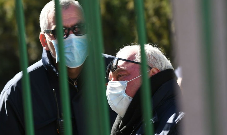 Наших пенсионеров трудно заставить сидеть дома (Фото: minval.az).