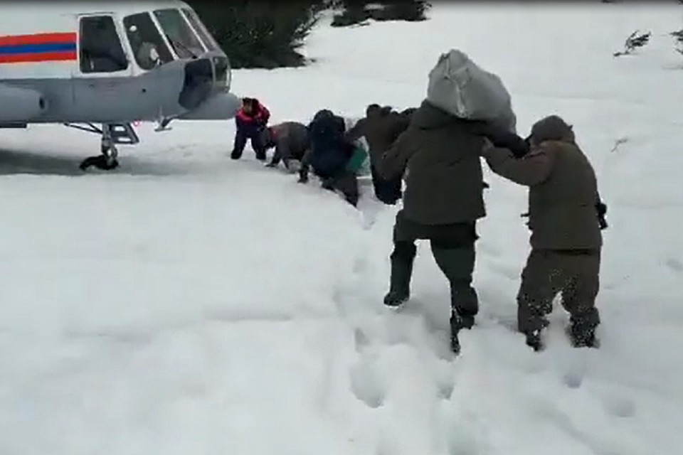 Спасатели эвакуировали из труднодоступной местности шестерых рыбаков, утопивших вездеход на горном озере. ФОТО: БПСО, скрин с видео.