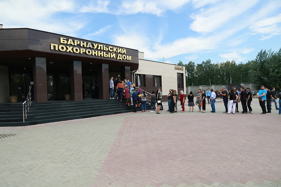 На прощание пришли десятки людей.