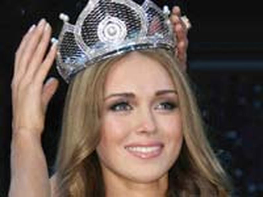 Ксения Сухинова отдала свою корону красавице из Гибралтара рекомендации Ксения Сухинова отдала свою корону красавице из Гибралтара рекомендации