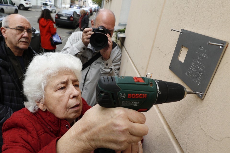 Родственники репрессированного Н.Баракса на церемонии установки таблички с именем на фасаде дома №21, где он жил. Фото: Михаил Джапаридзе/ТАСС